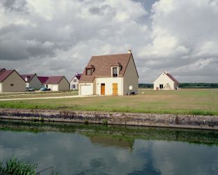 Lotissement des Vignes à Bû, Canton d'Anet - Série « Carnet de voyage en Eure-et-Loir » ; © Thierry Girard