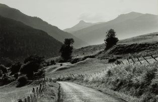 Le Puy - Griou et la route de la Vigerie, près de Murat. - Cantal - 1970 ; © J.-Y. Populu