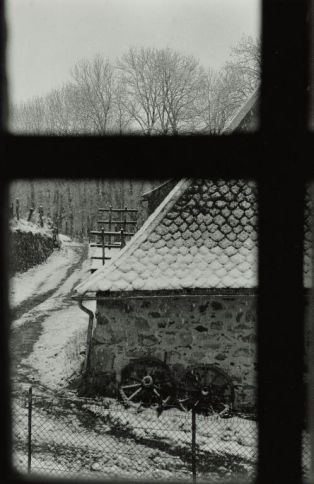 Derrière la grange à Rochebec Condat, Cantal, 1973 ; © J.-Y. Populu