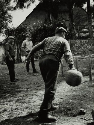 Les quilles à Margnat - Cantal - 1975 ; © J.-Y. Populu