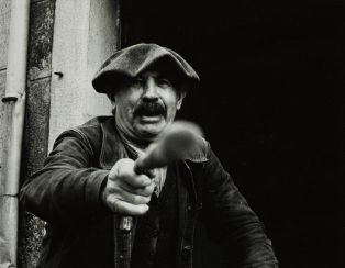 L'homme à la canne, Salers, 1971 ; © J.-Y. Populu