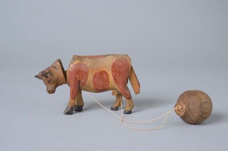 Jouet à balancier ; vache avec tête et queue mobiles