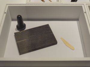 Instruments pour préparer les peintures - pierre à broyer, molet