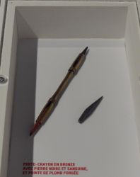 Porte-crayon en bronze avec sanguine et pierre noire, pointe de plomb