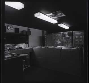 Console lumière et projecteurs 1969 ; © Titulaire(s) des droits : MC2 Grenoble