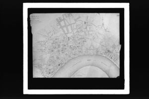 diapositive sur verre ; Plan de Bordeaux gravé par Lattré (1733) ; Bordeaux d'après le plan de Lattré 1733 indiquant l'état de la ville et les grands travaux des intendants  (titre de l'œuvre reproduite)
