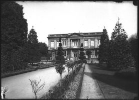plaque de verre photographique ; Bordeaux, Hôtel des frères, Labothère ou  Labottière ( ?), Façade au levant / vue générale avec le jardin