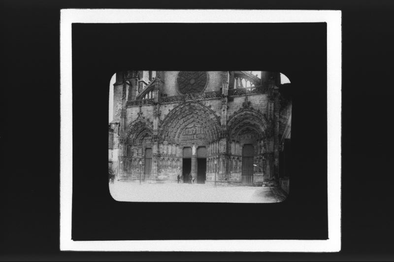 plaque de verre photographique ; Bazas, La cathédrale, Détail du portail