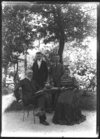 plaque de verre photographique ; Groupe, Famille Nairac-Amtmann, Arcachon, Chalet Reau