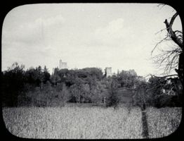 plaque de verre photographique ; château de Roquetaillade, vue prise de la route de Nizan