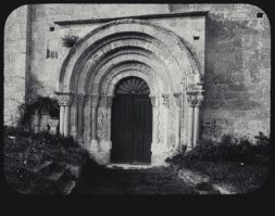 plaque de verre photographique ; Courpiac, portail [de l’église]