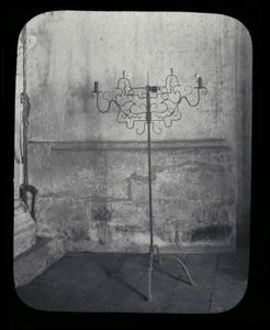plaque de verre photographique ; Haux Gironde, Eglise, chandelier en fer forgé