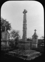 plaque de verre photographique ; Mauriac, l’église, croix du cimetière