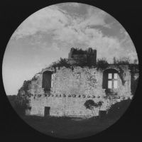 plaque de verre photographique ; château de Rauzan, restes des fenêtres