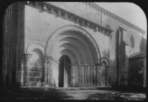 plaque de verre photographique ; Martin de Sescas, Gironde, portail de l ’église
