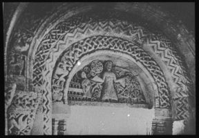 plaque de verre photographique ; Gironde, La Lande de Cubzac, détail du tympan du portail XII
