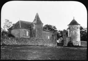 plaque de verre photographique ; Maison noble à St Aubin de Blaignac près Brannes [sic]