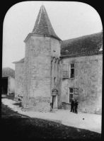 plaque de verre photographique ; Gironde, Aubin de Blaignac, Maison noble, cour