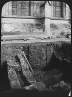 plaque de verre photographique ; Caniveau gallo-romaine (Titre du négatif : Fouilles de St Seurin, Caniveau de l’édicule)