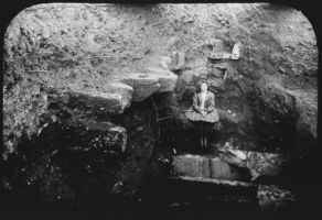 plaque de verre photographique ; Jeune fille assise dans une tranchée de fouilles (Titre du négatif : Fouilles de St Seurin, Tranchée N°2, Madeleine)