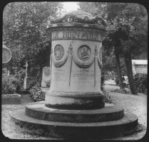 plaque de verre photographique ; Cimetière protestant de la rue Judaïque, Monument de la fam. Streckeisen (anciennement au cimetière des Etrangers)