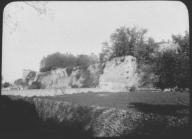 plaque de verre photographique ; Rions, restes du château