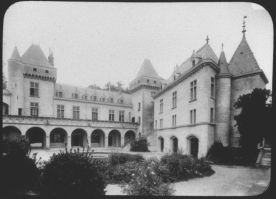 plaque de verre photographique ; Germain-la-Rivière, la château vu de la cour