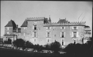 plaque de verre photographique ; Vayres, le château côté du village