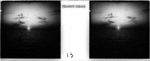 plaque de verre photographique ; Lever du soleil «  austral » sur une bande côtière