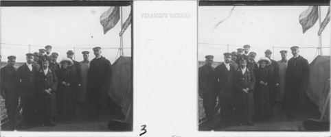 plaque de verre photographique ; Groupe comprenant 10 hommes et une femme sur le premier plan. Commandant C. Bénard est sur la droite