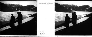 plaque de verre photographique ; Trois hommes dont C. Bénard qui semblent conserver sur les bords d’un lac partiellement gelé