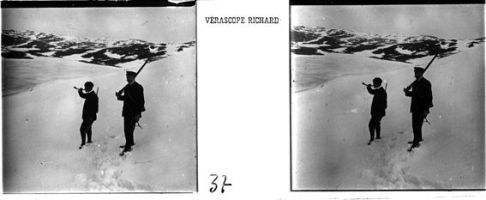plaque de verre photographique ; C. Bénard souffle dans une trompe