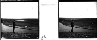 plaque de verre photographique ; C. Bénard seul, sur la berge d’un cours d’eau