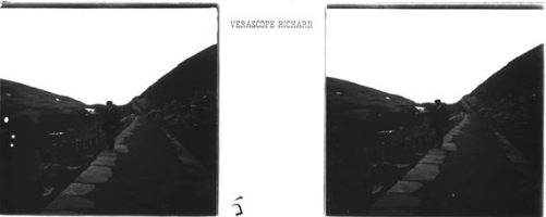 plaque de verre photographique ; C. Bénard sur un chemin de terre pavé