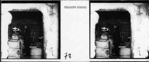 plaque de verre photographique ; Extérieur d’un abri ou cabane