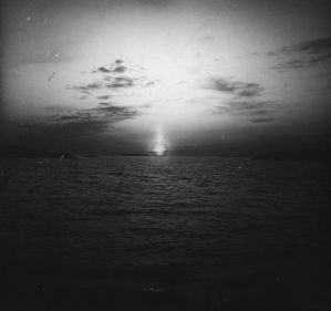 plaque de verre photographique ; Lever du soleil « austral » sur une bande côtière