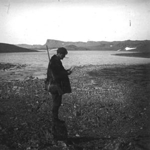 plaque de verre photographique ; C. Bénard sur fond du lac Candiotti au Nord du Kostin Charr