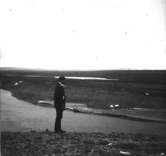 plaque de verre photographique ; C. Bénard seul, sur la berge d’un cours d’eau