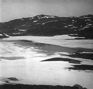 plaque de verre photographique ; Lac en partie gelé