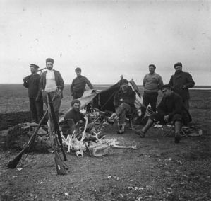 plaque de verre photographique ; Campement - Huit hommes installés devant une tente C. Bénard est au centre, le plus confortablement installé sur une chaise