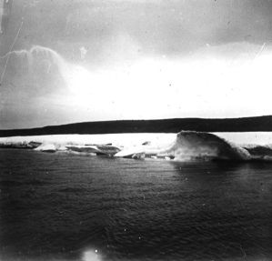 plaque de verre photographique ; Cordon glaciaire suspendu dans le vide