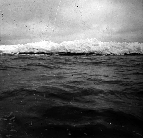 plaque de verre photographique ; Affaissement dans la mer de la falaise de glace