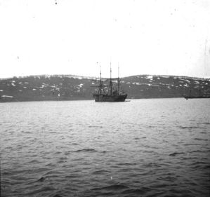 plaque de verre photographique ; Deux navires dans une grande baie
