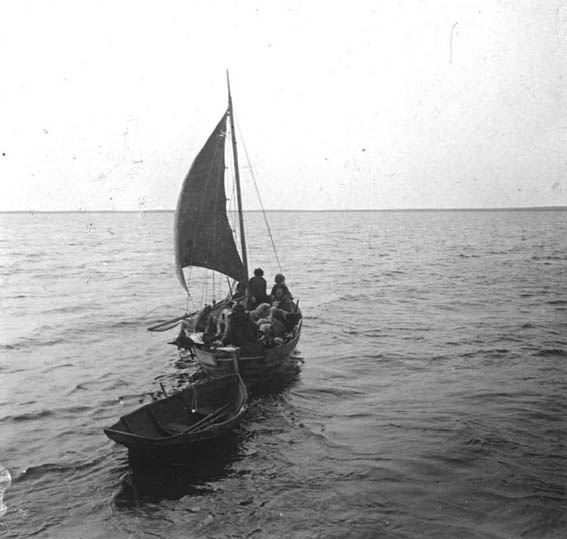 plaque de verre photographique ; Chaloupe s’éloignant sous voile avec un canot en remorque