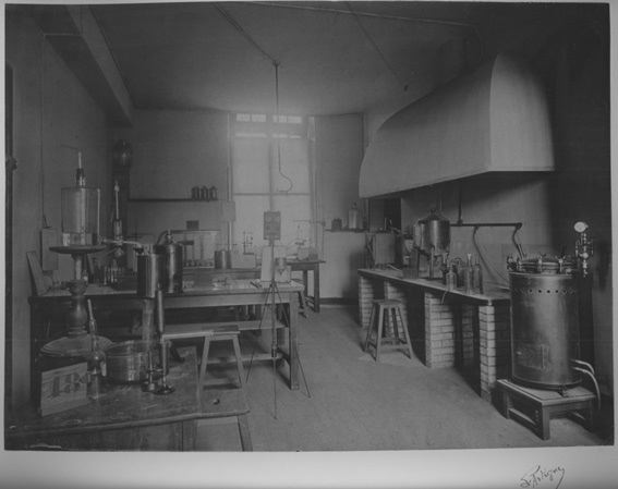 tirage photographique ; Le laboratoire de chimie biologique.