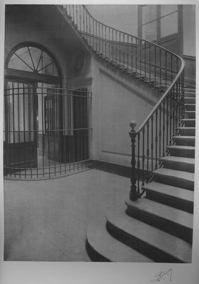 tirage photographique ; Le grand escalier de Saint-Come conduisant à la Bibliothèque et au Musée.