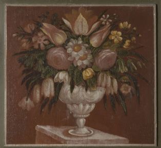 Vase de fleurs sur un socle, vue de trois quarts gauche
