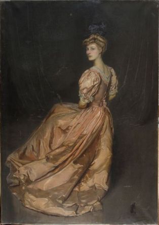 Portrait de femme en robe rose
