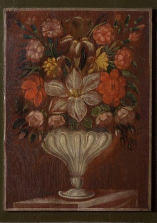 Vase de fleurs sur un socle, vue de trois quarts droit