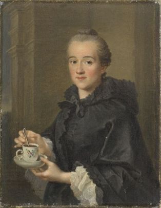Femme prenant une tasse de café
